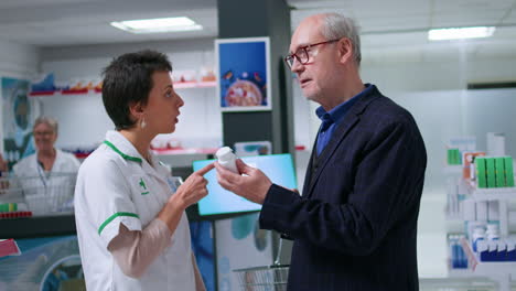 farmacéutico que ofrece tratamiento cardíaco