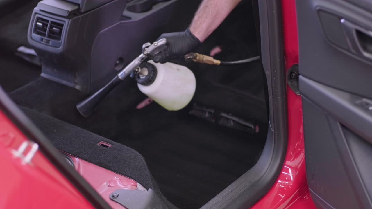 limpieza profesional de automóviles. lavado de sars. detalles interiores. limpieza en seco y detalles del interior de un automóvil. limpeza profunda de asientos. limpeza de espuma en el lavado de automóviles; limpieza del panel del automóvil del polvo. una aspiradora