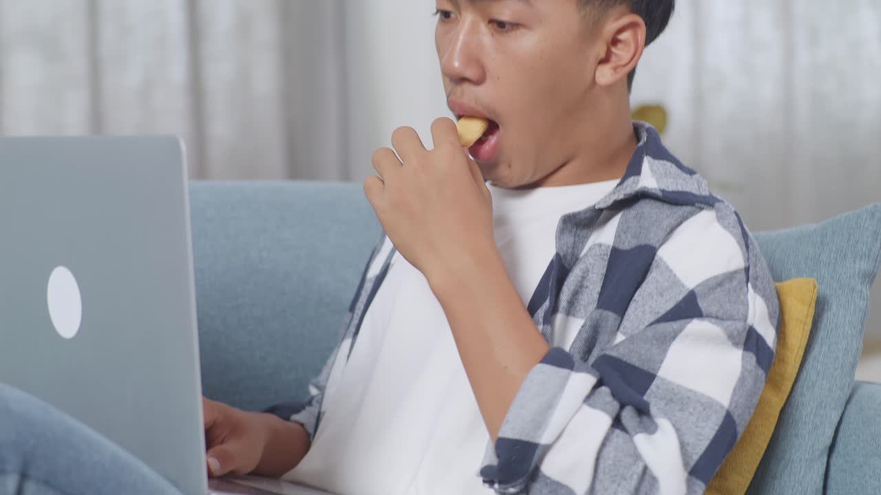 집에서 노트북으로 일하는 젊은 남자