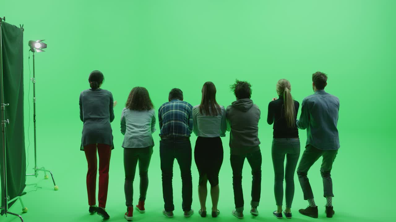 그린 스크린 크로마 키 스튜디오: 대중 스포츠 행사, 콘서트, 페스티벌, 파티에서 응원, 비명, 점프, 박수, 박수를 치는 7명의 팬들의 줄.