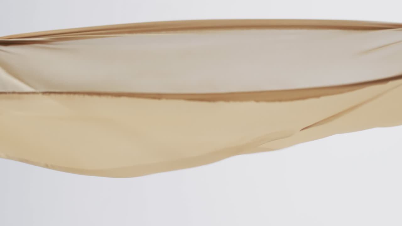 animación de la tela de crema soplando con espacio de copia sobre fondo blanco