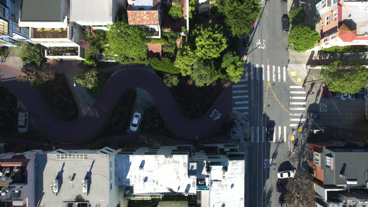 샌프란시스코: 유명한 롬바드 스트리트의 위상, 헤어핀 회전, 교통 및 건물