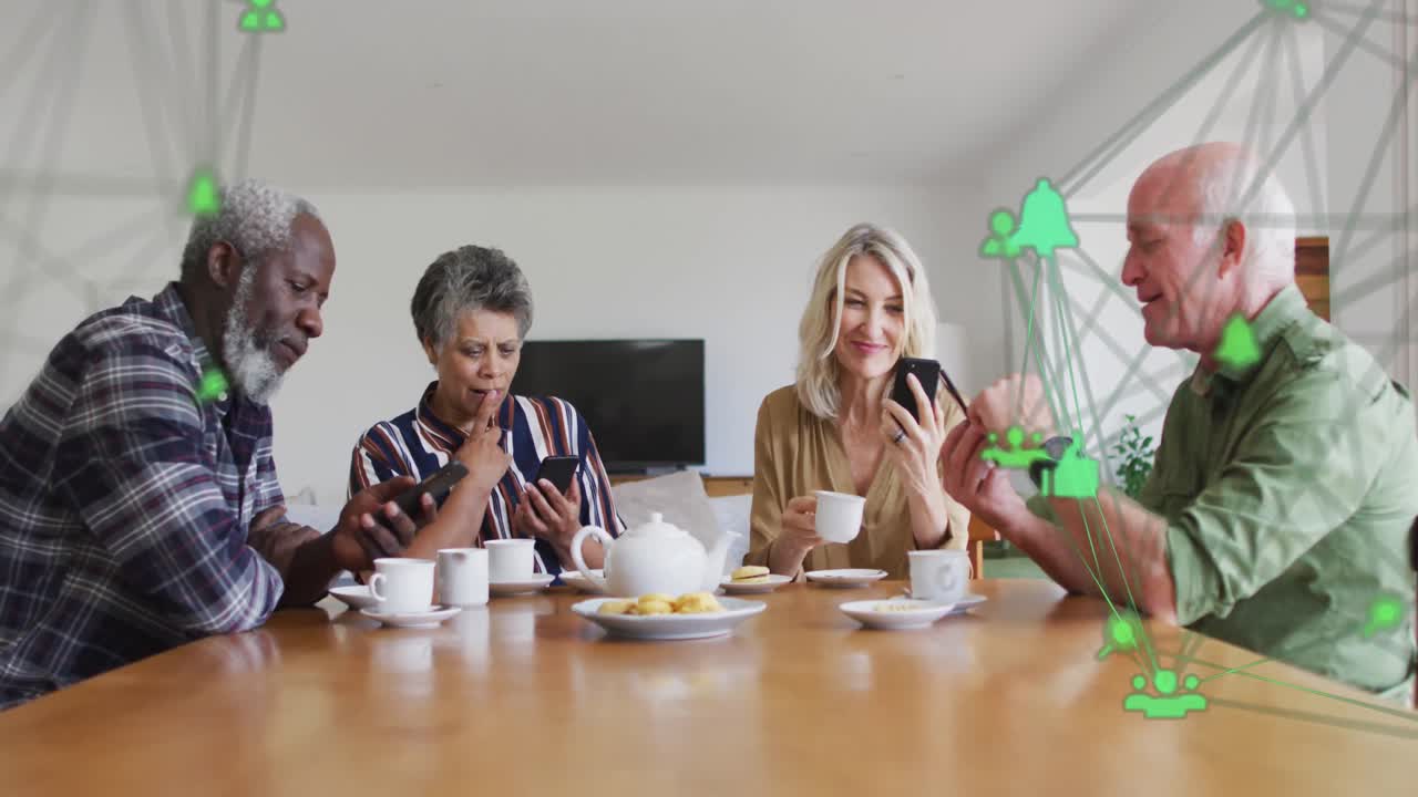animación de iconos de los medios sobre un grupo diverso de ancianos hablando