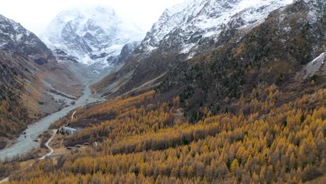 Drohnenflug-über-Ein-Atemberaubendes-Alpines-Tal-Im-Herbst