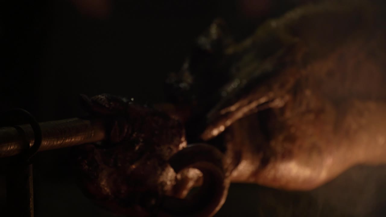 웅장 한  을 가진 아리 들 이 전통적 인 벽난로 요리 에서 열린 불꽃 위 에 회전 하는 스피트 에 고 있다