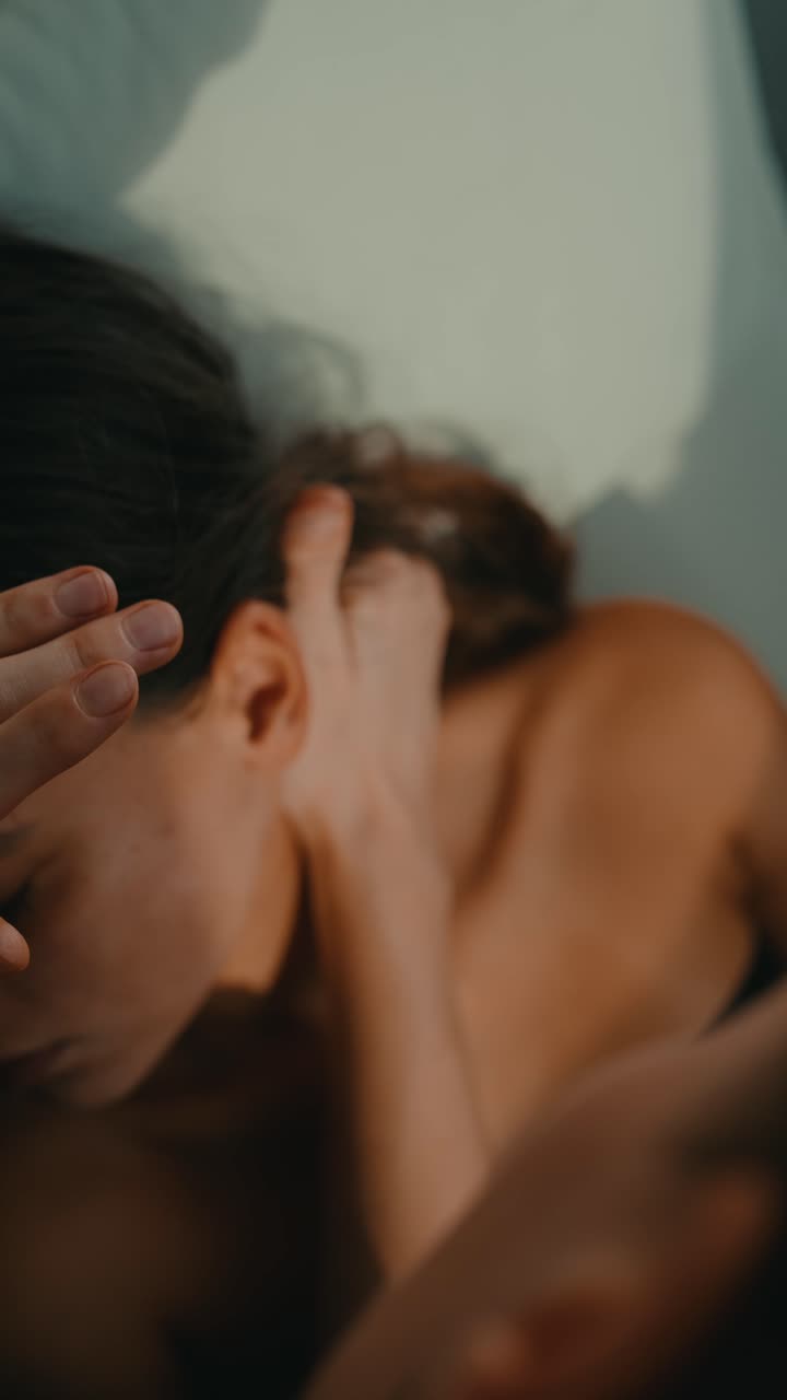 Mujer masajeándose el cuello y la cabeza para relajación o alivio del dolor