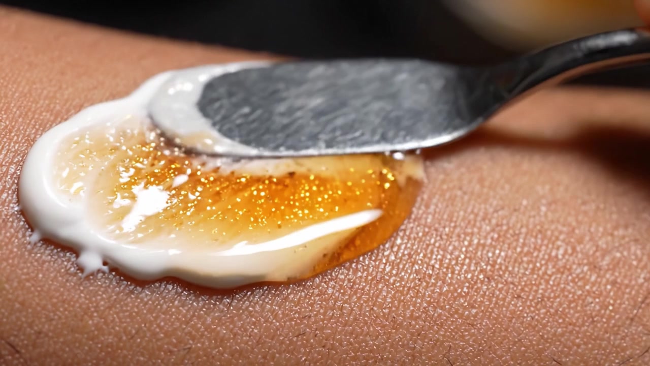 Una dimostrazione approfondita delle tecniche di applicazione della crema: dalla stesura iniziale alla sfumatura finale sulla superficie cutanea con texture lucida e dettagli vividi