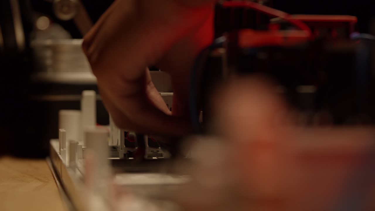 절충주의 케이블로 작업하는 전기 엔지니어