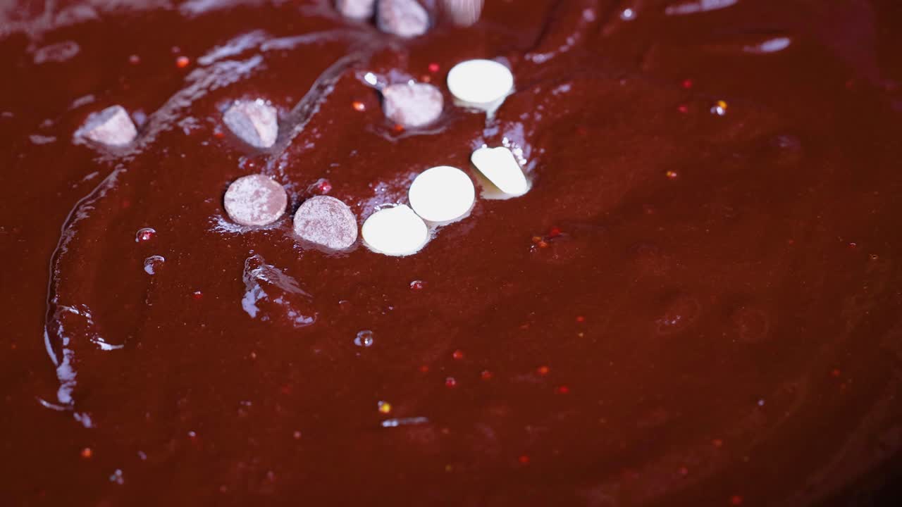 부유 한 초콜릿 기초 에 어져 있는 초콜릿