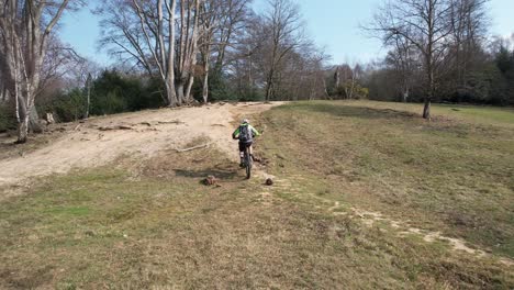 Seguimiento-De-Drones-En-Bicicleta-De-Montaña-Eléctrica-Cuesta-Abajo-En-Epping-Forest,-Reino-Unido-Seguimiento-De-Drones-En-Bicicleta-De-Montaña-Eléctrica-Cuesta-Arriba-En-Epping-Forest,-Reino-Unido