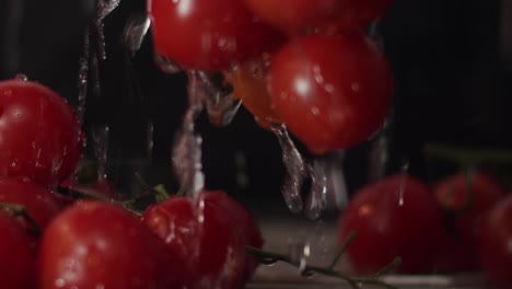 primer plano de un montón de sabrosos tomates cherry maduros rojos frescos que se enjuagan