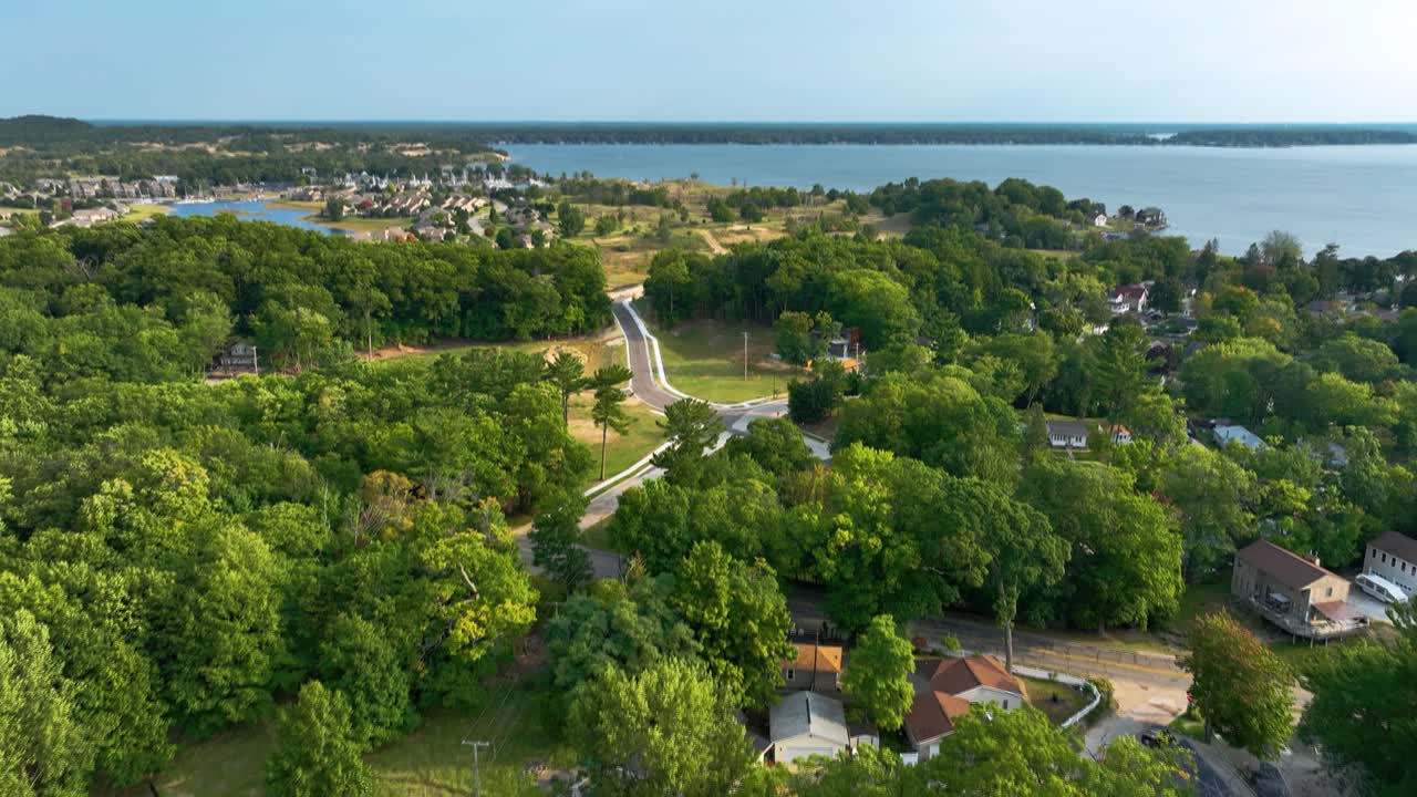 모래 언덕 에 있는 보행자 도로 의 위 아래 시야 로 기울어져 있다