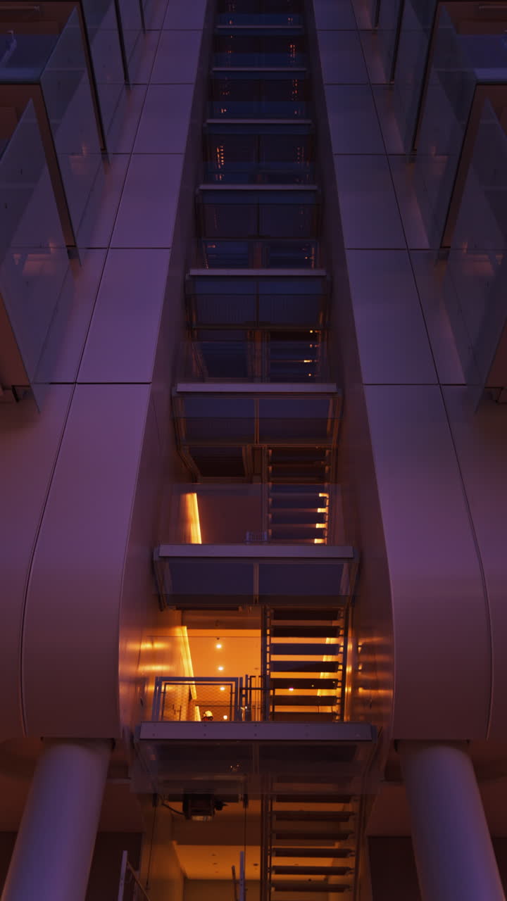 Close de um edifício no novo bairro residencial de Mareterra, em Mônaco, ao entardecer. Vertical