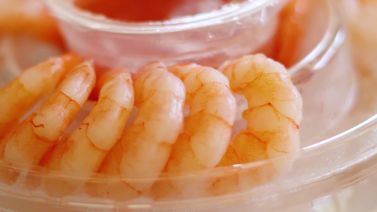 mariscos camarón anillo de camarón con inmersión tailandesa salsa de chile dulce en el fondo listo para comer y disfrutar de 4k