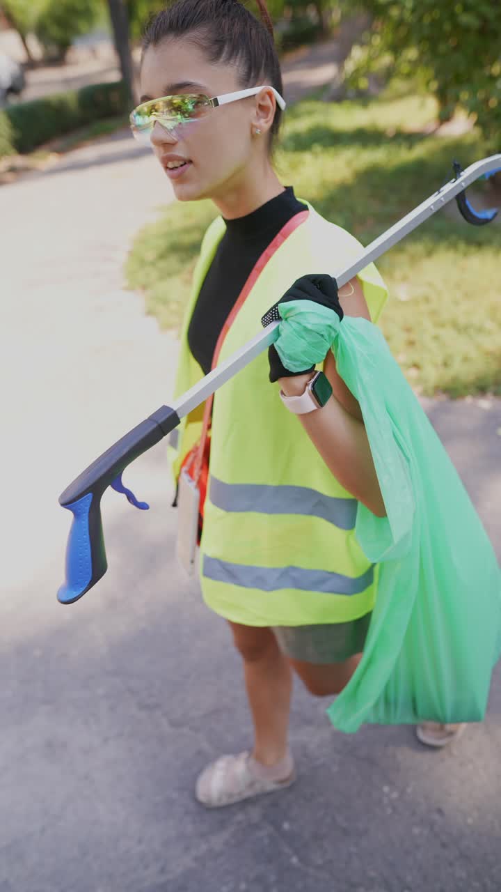 mujer limpiando la basura en un parque