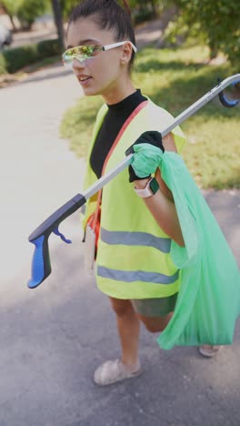 mujer limpiando la basura en un parque