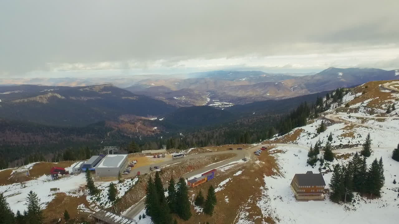 vista aérea del deporte turístico, zona de esquí y complejo recreativo en la montaña jahorina, bosnia y herzegovina