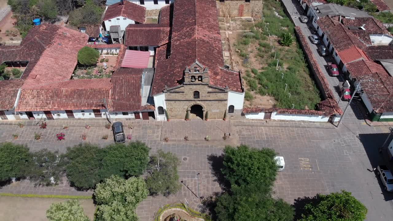 dolly incline y gire hacia abajo en una iglesia en un pueblo