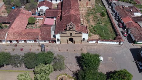 Dolly-Incline-Y-Gire-Hacia-Abajo-En-Una-Iglesia-En-Un-Pueblo