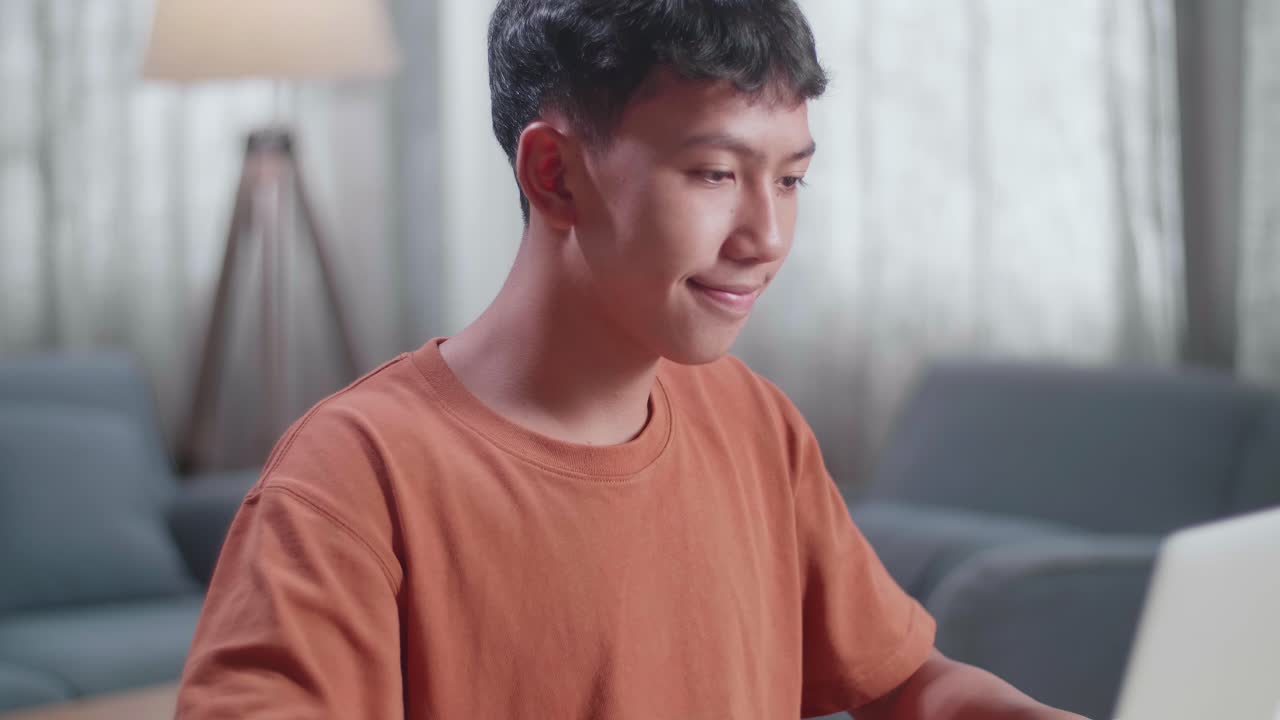 집에서 노트북으로 디자인하는 아시아 소년 신발 디자이너의 클로즈업