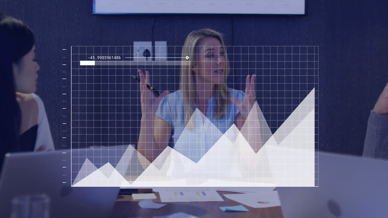 mujer de negocios presentando datos, animación de gráficos financieros en una reunión de oficina