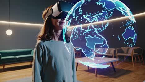 meisje die virtuele realiteit ervaart met een hologram van de aarde.