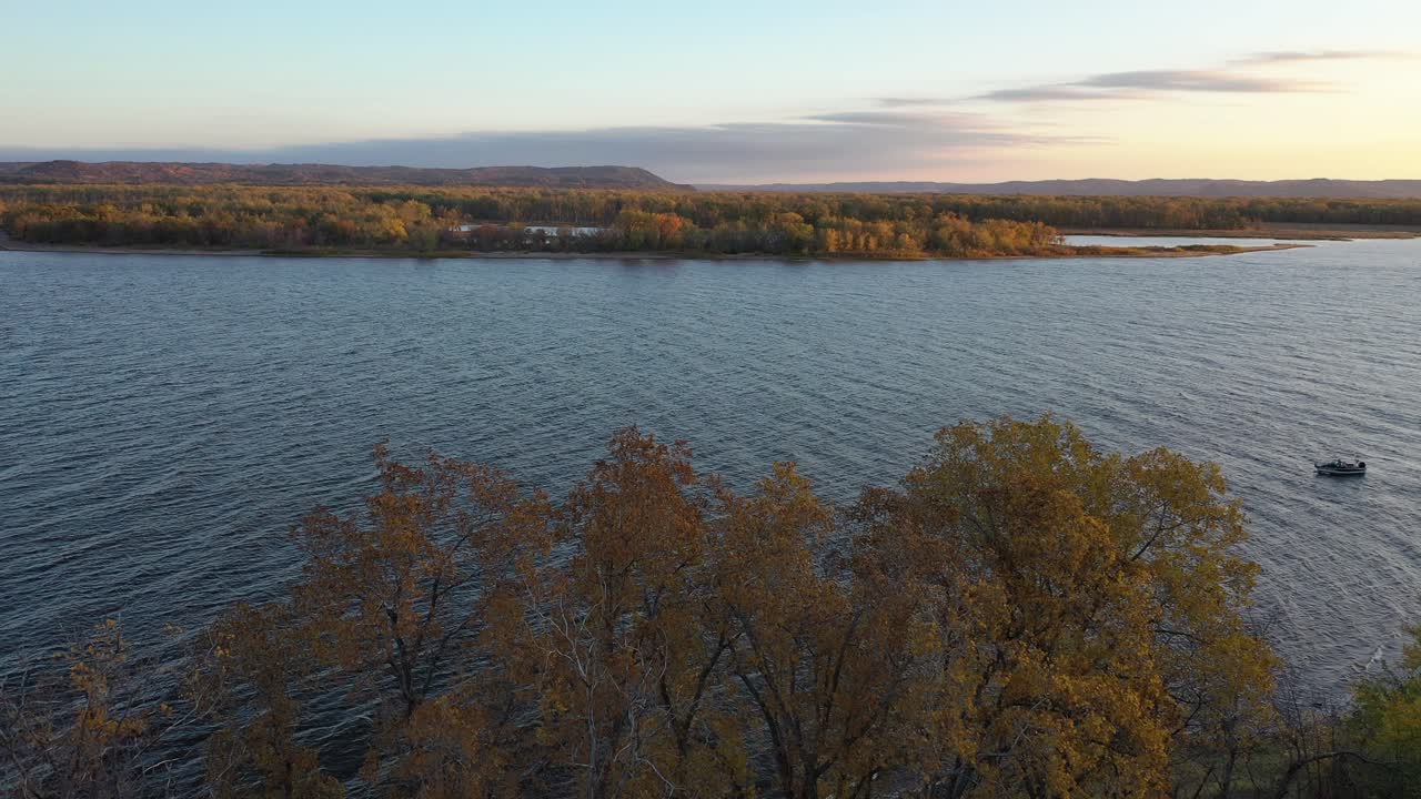 가을의 해가 지는 호수