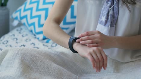 mujer con un reloj inteligente