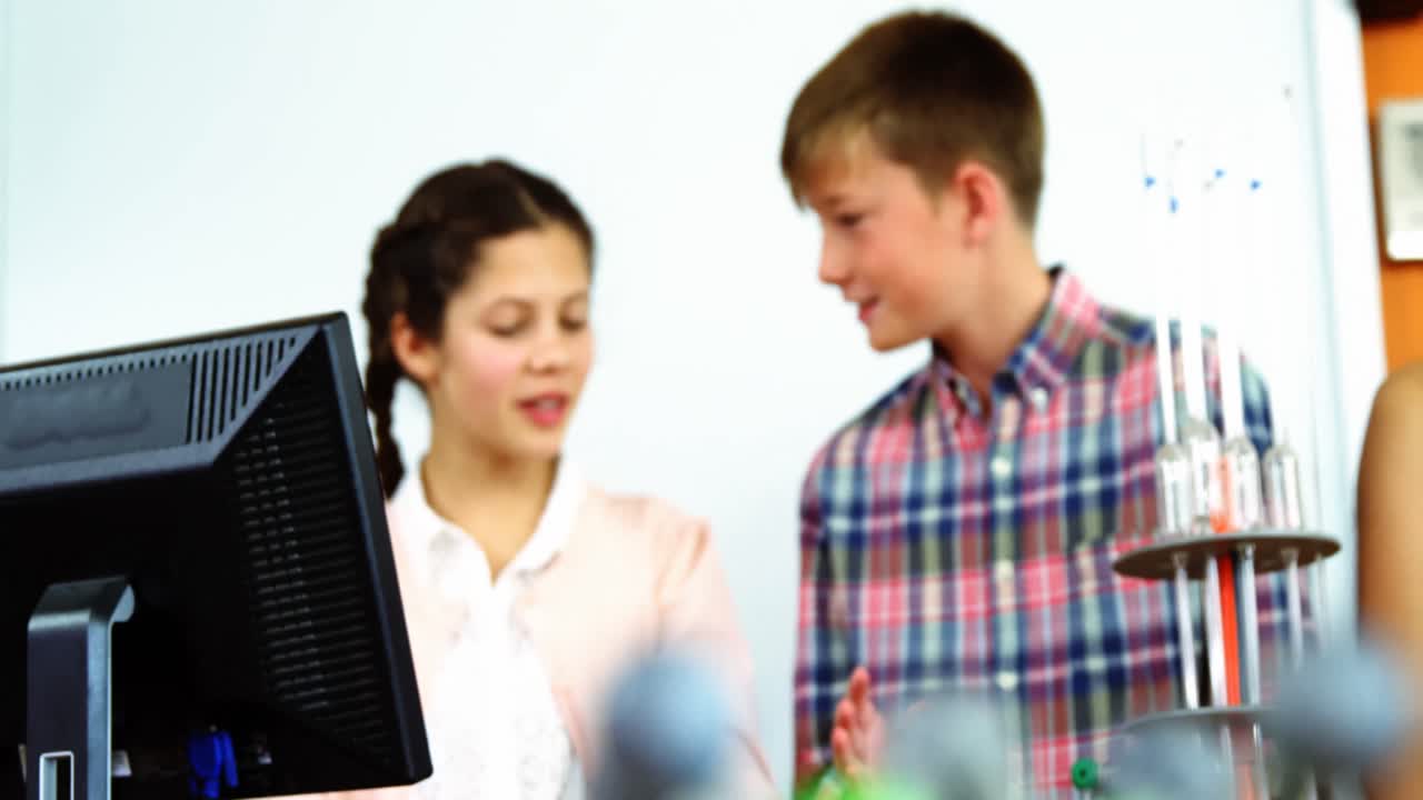 escolares discutiendo en el laboratorio