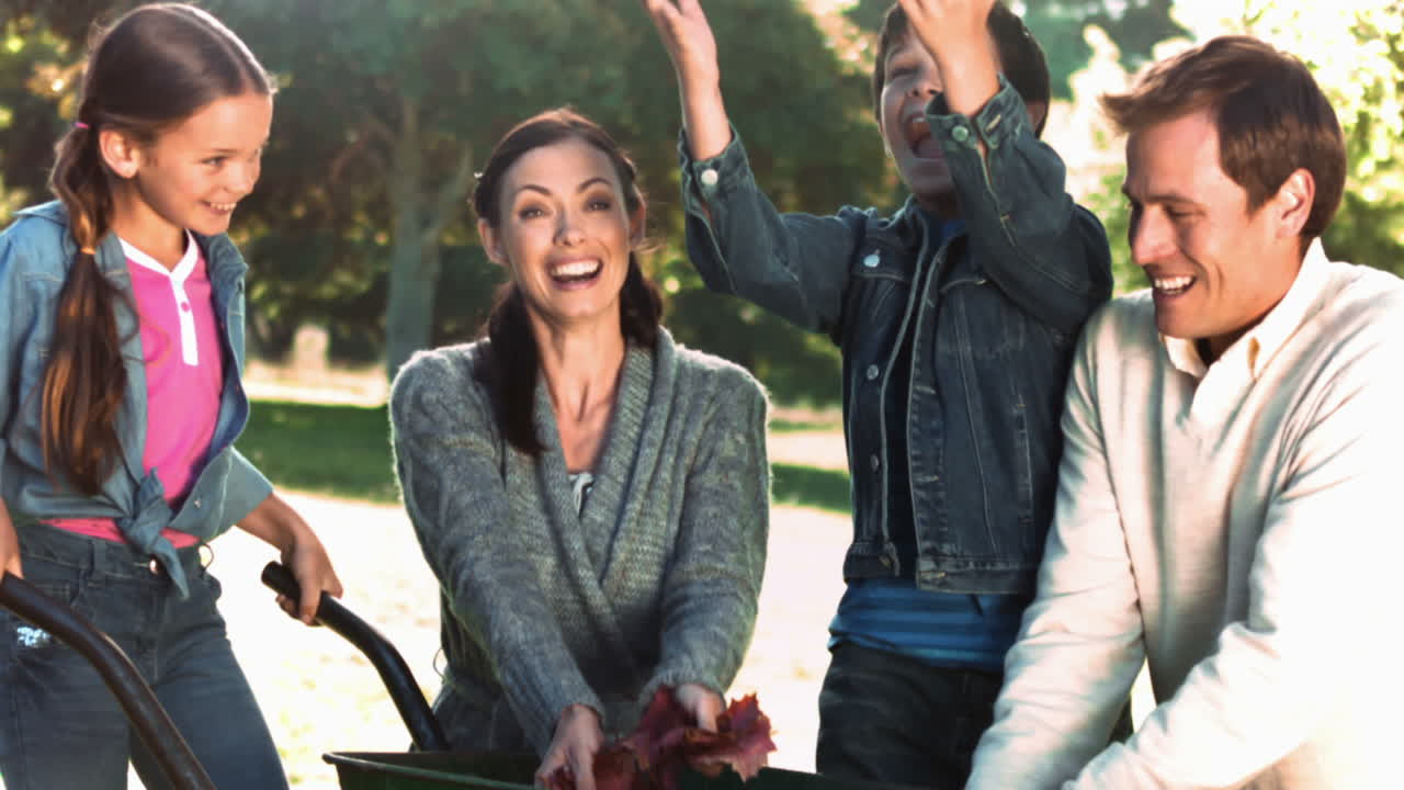 느린 동작으로 잎을 던지는 가족