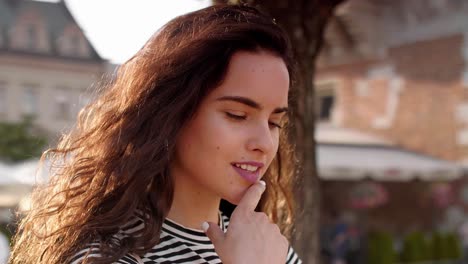 retrato de una mujer joven sonriendo