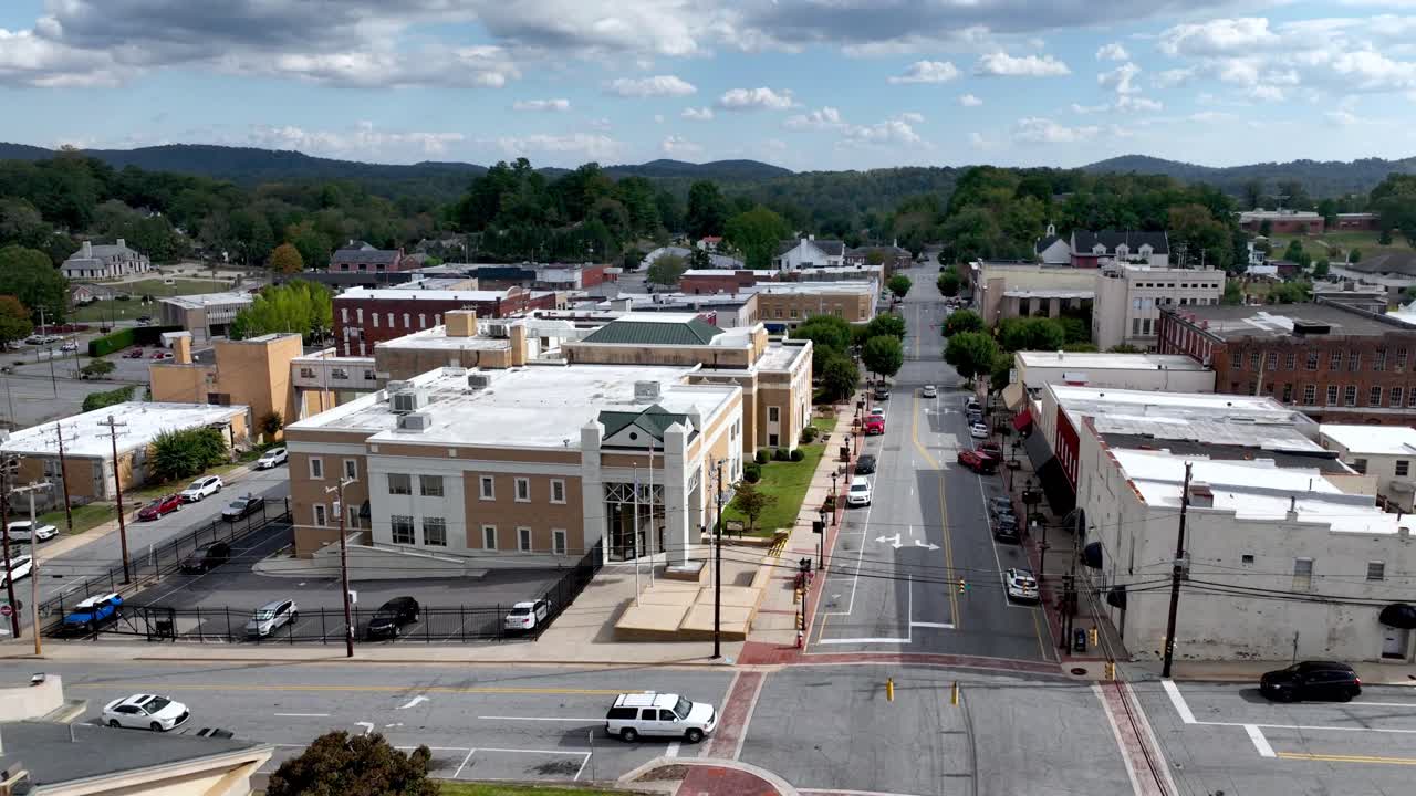 empuje aéreo más allá de la iglesia bautista en lenoir nc, carolina del norte