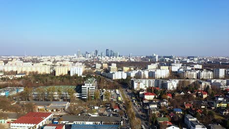 vista aérea de drones sobre el vecindario hacia el horizonte de varsovia, en la soleada polonia