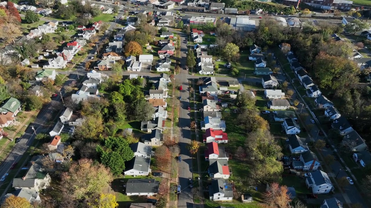 Tranquilo barrio estadounidense con zona de viviendas de clase media en otoño. Día soleado en octubre. Casas unifamiliares en los suburbios de EE. UU. Toma aérea a vista de pájaro.