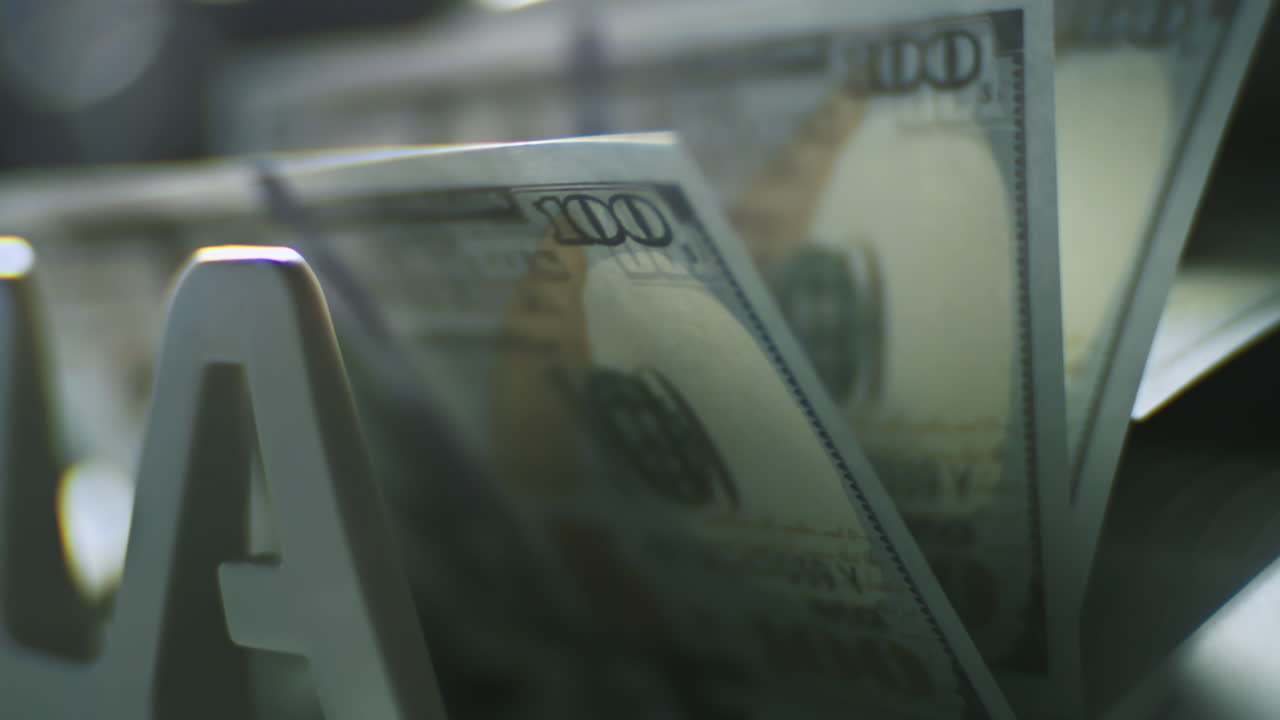 Contando dinero con una máquina contadora de billetes