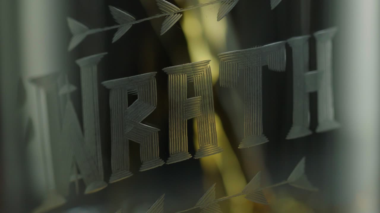 액체는 분노라는 라벨이 붙은 유리잔에 부어집니다.