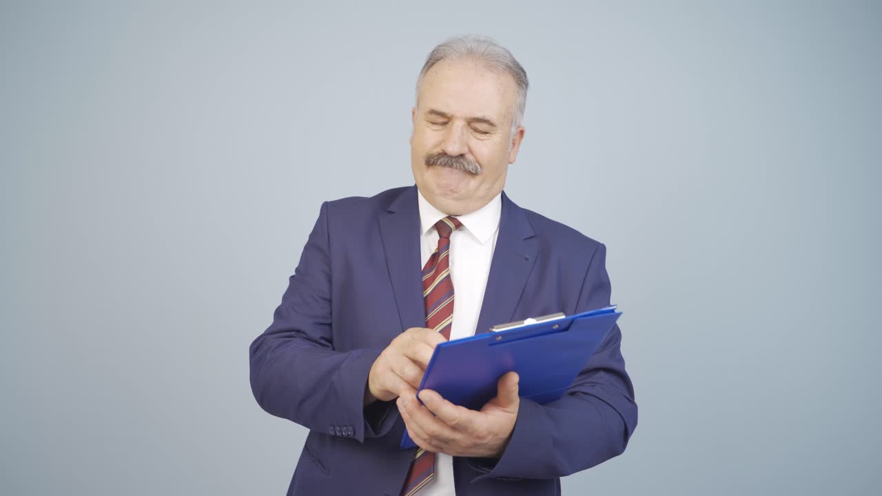 hombre de negocios tratando de memorizar su presentación.