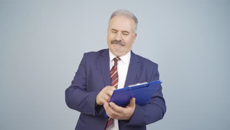 hombre de negocios tratando de memorizar su presentación.
