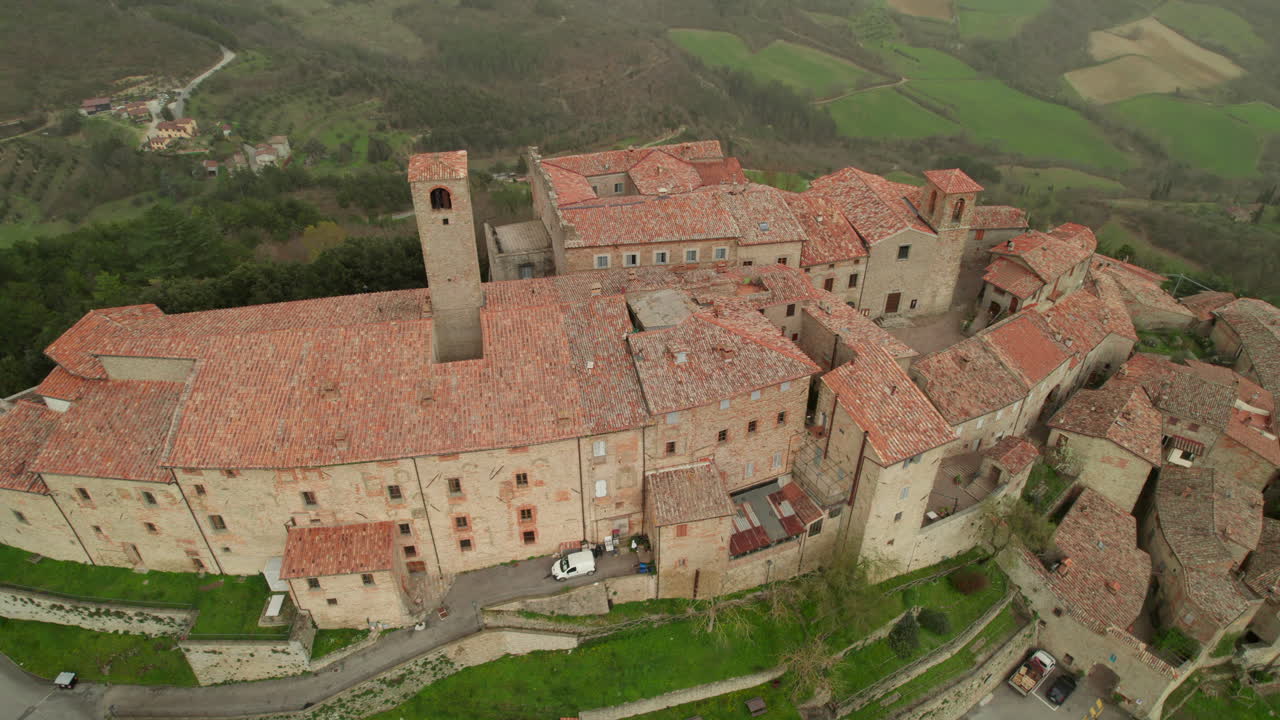 monte santa maria tiberina en toscana y umbría: una perspectiva aérea excepcional