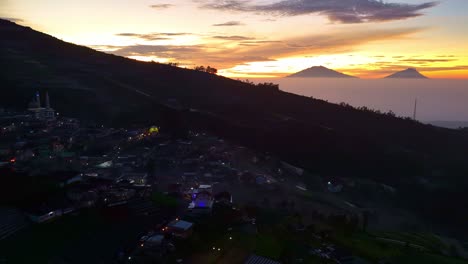 Impresionante-Vista-Del-Amanecer-Sobre-El-Campo-Indonesio-Nepal-Van-Java