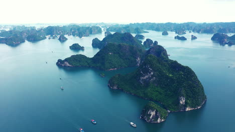 imágenes de drones de 4k de barcos navegando a lo largo de ha long