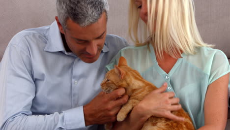 una pareja feliz con su gato.