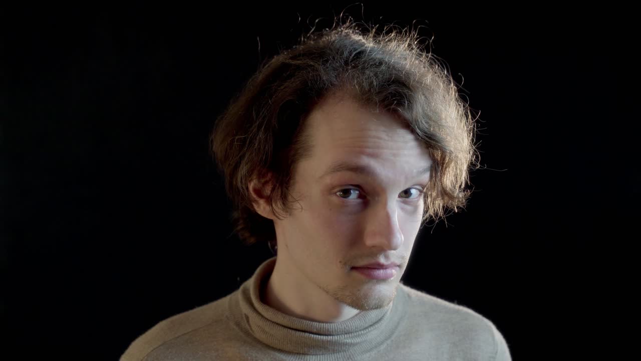 젊은 남자가 수상하다