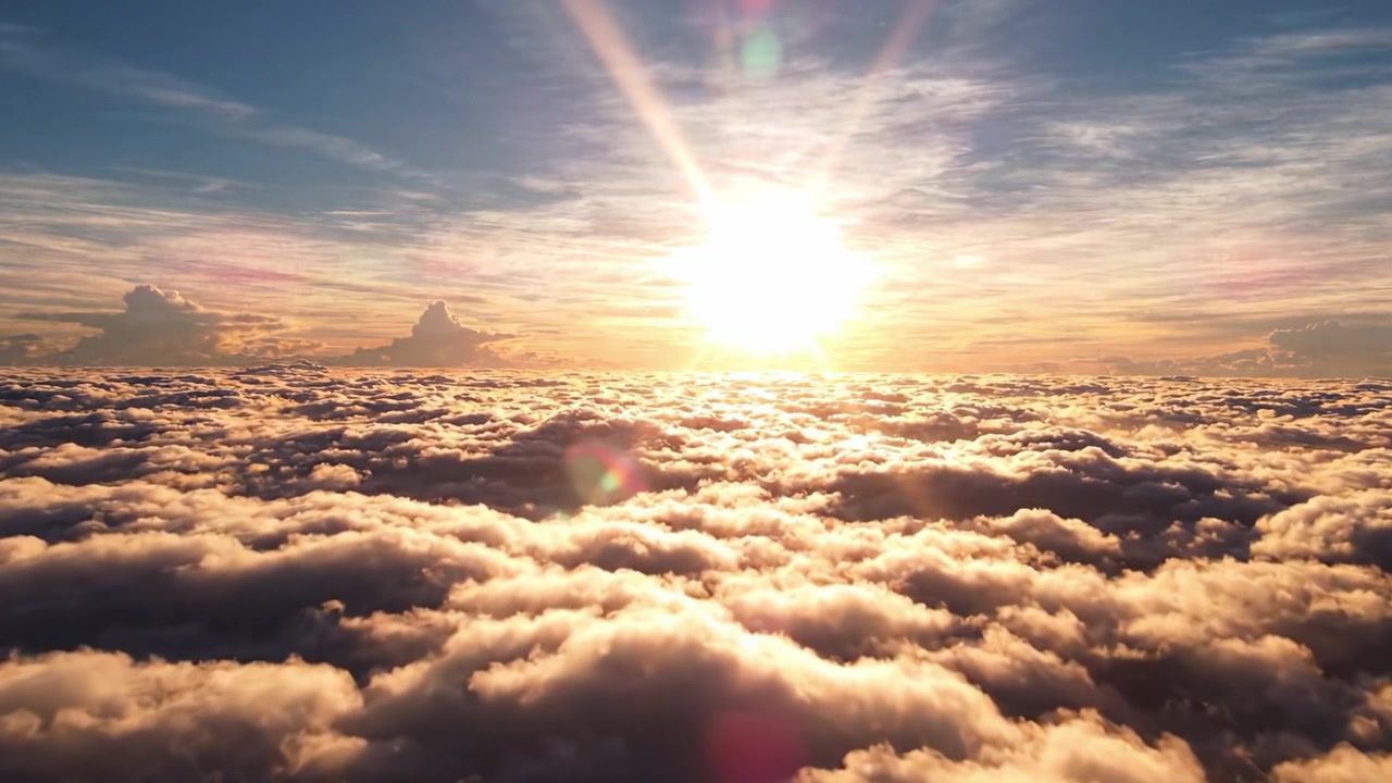 Alba Mozzafiato su un Mare di Nuvole: Una Vista Spettacolare della Bellezza della Natura Mentre il Sole Illumina i Cieli con Colori Caldi e Texture Morbide