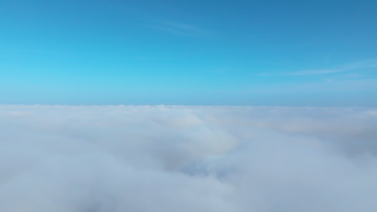 paisaje nublado en el cielo con horizonte de cielo azul