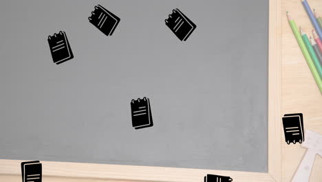 múltiples iconos de calendario que caen contra la pizarra de madera y los lápices de colores en la mesa de madera