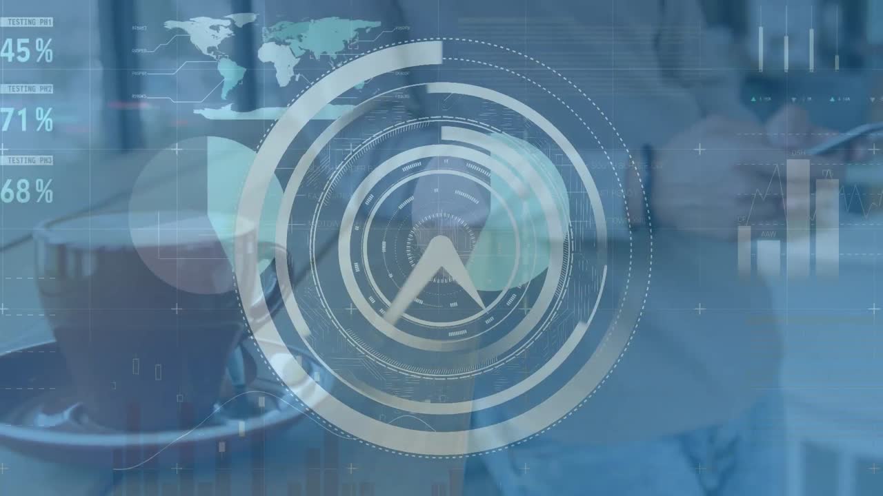 animación del reloj y el procesamiento de datos sobre un hombre biracial usando un teléfono inteligente