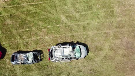 Eine-Antenne-über-Einem-Kreis-Zerquetschter-Autos-Auf-Einem-Großen-Feld-In-Der-Nähe-Von-Portland-Maine-1