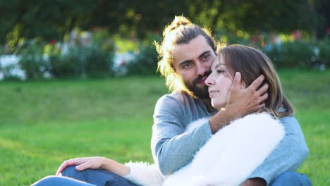 una pareja besándose en el parque.