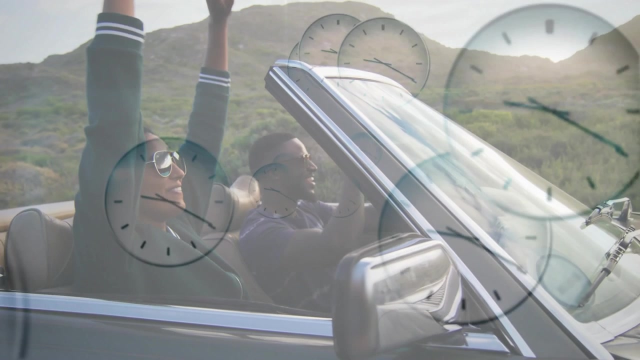 Video verticale: Inizio di un viaggio in auto scoperta, orologi che si spostano mentre il conducente sterza e il passeggero esulta.
